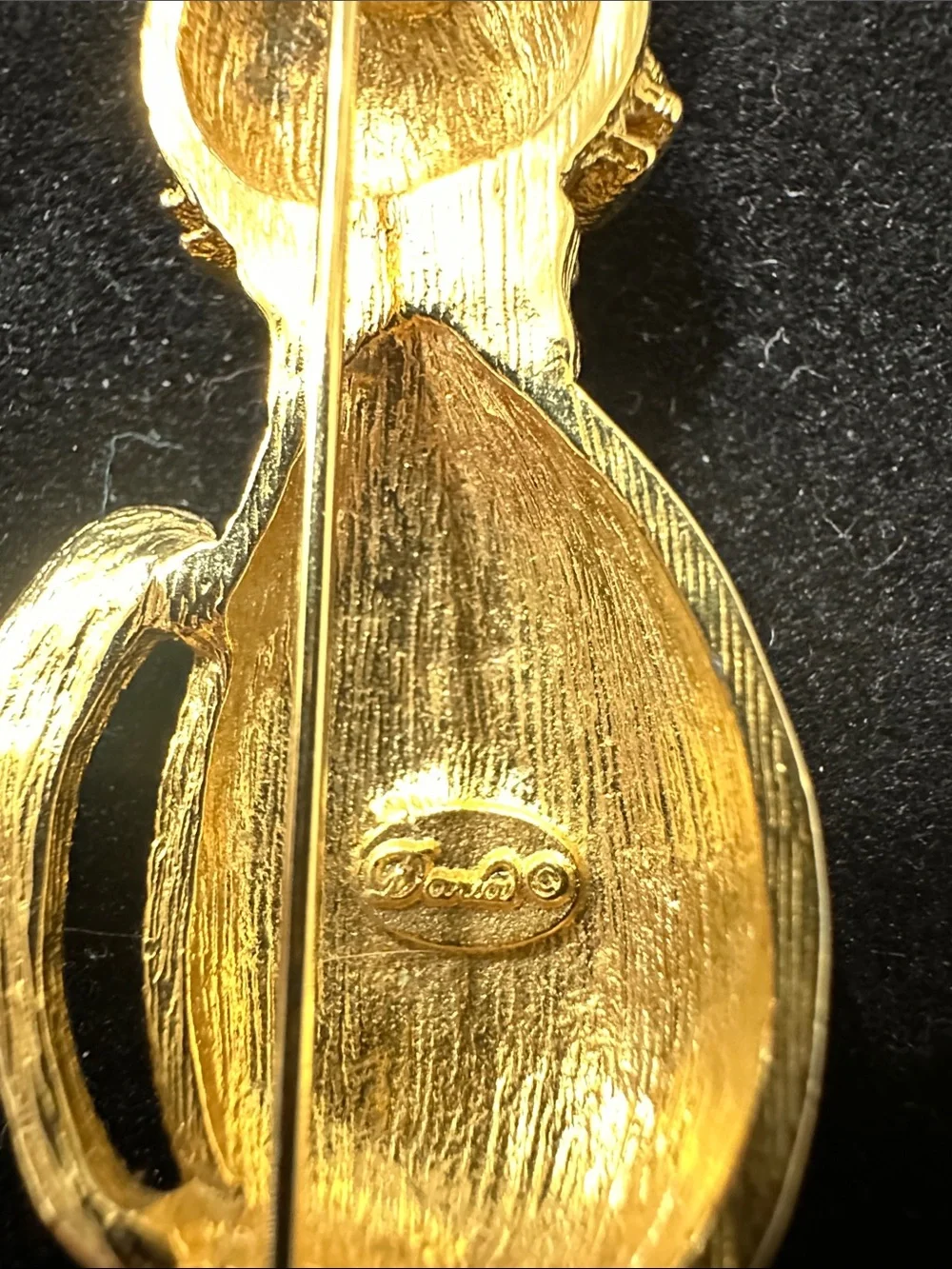 388- CAT Gold - Signed Daria Vintage Cat Brooch